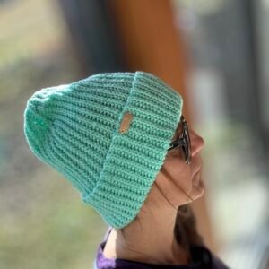 Miętowa czapka na szarugę