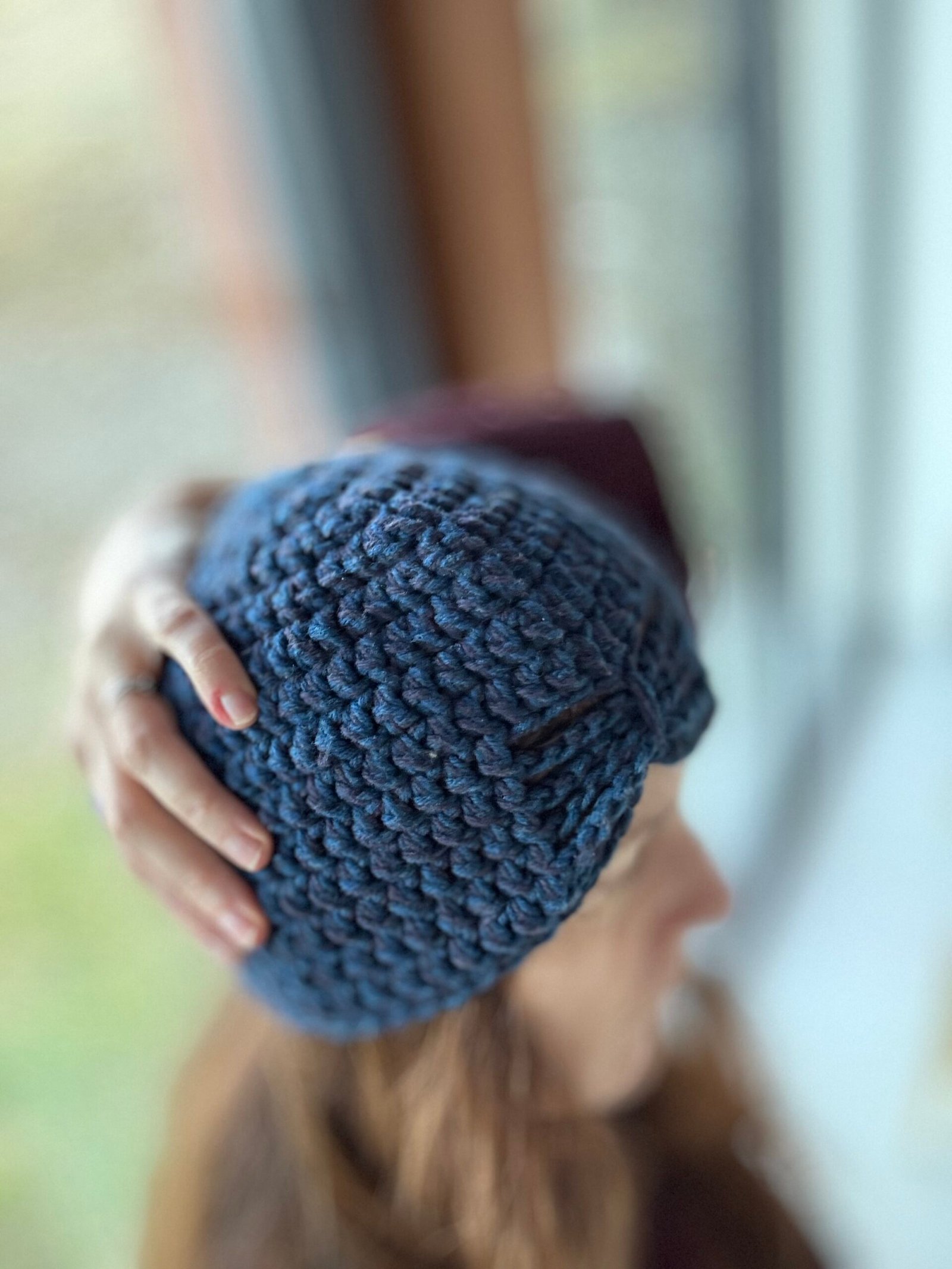 Granatowa czapka z dekorem