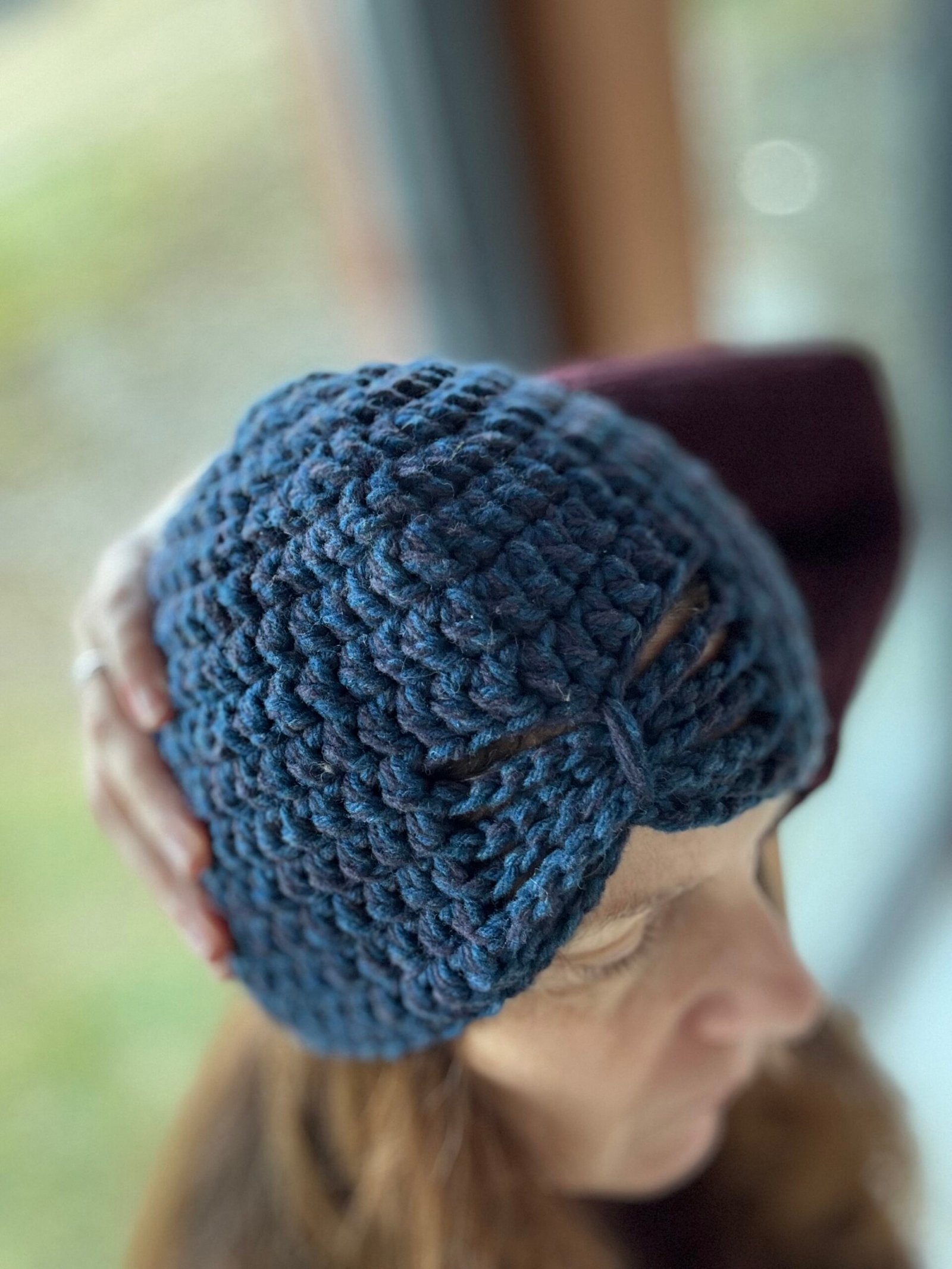 Granatowa czapka z dekorem - obrazek 2