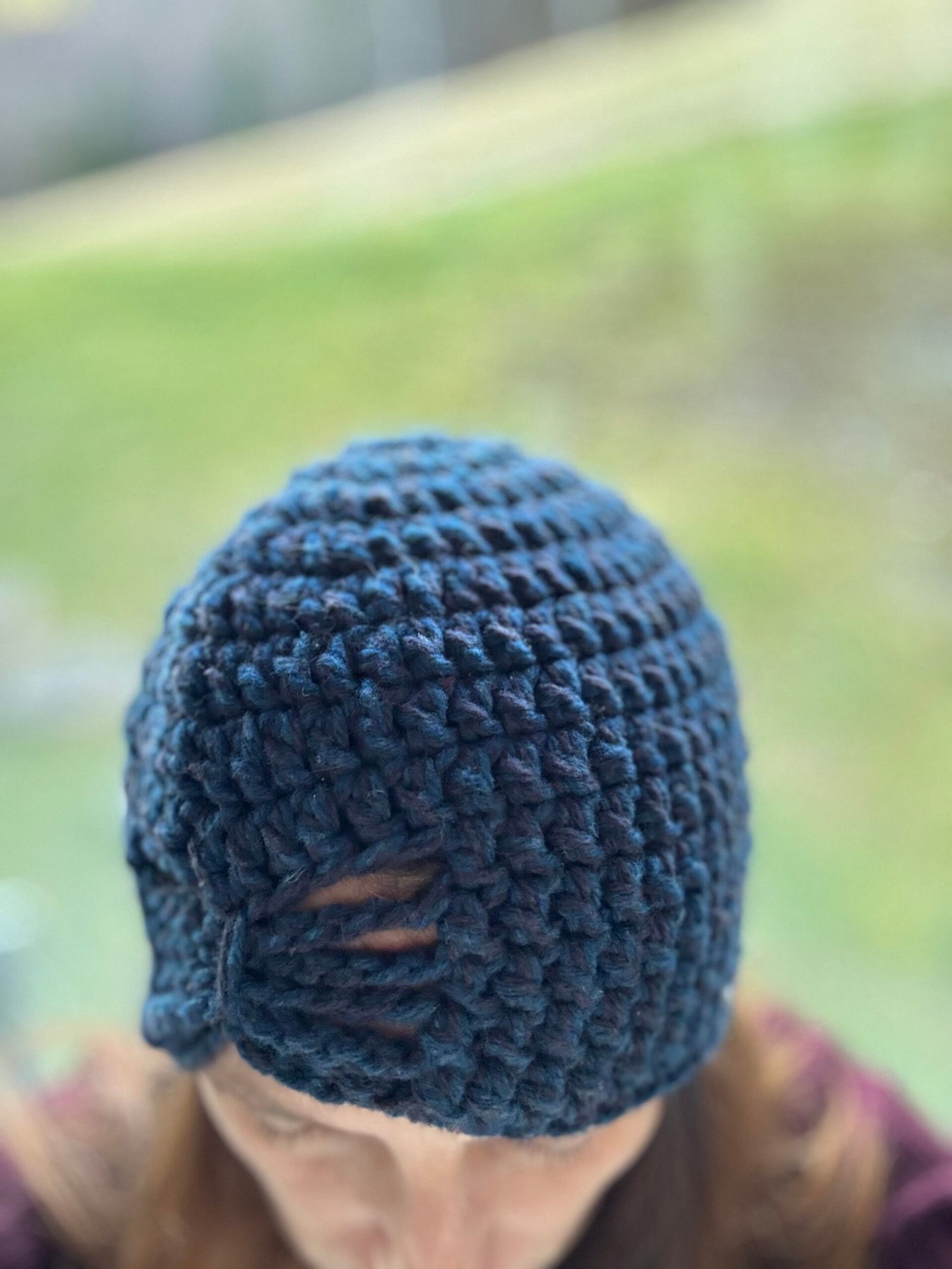 Granatowa czapka z dekorem - obrazek 3