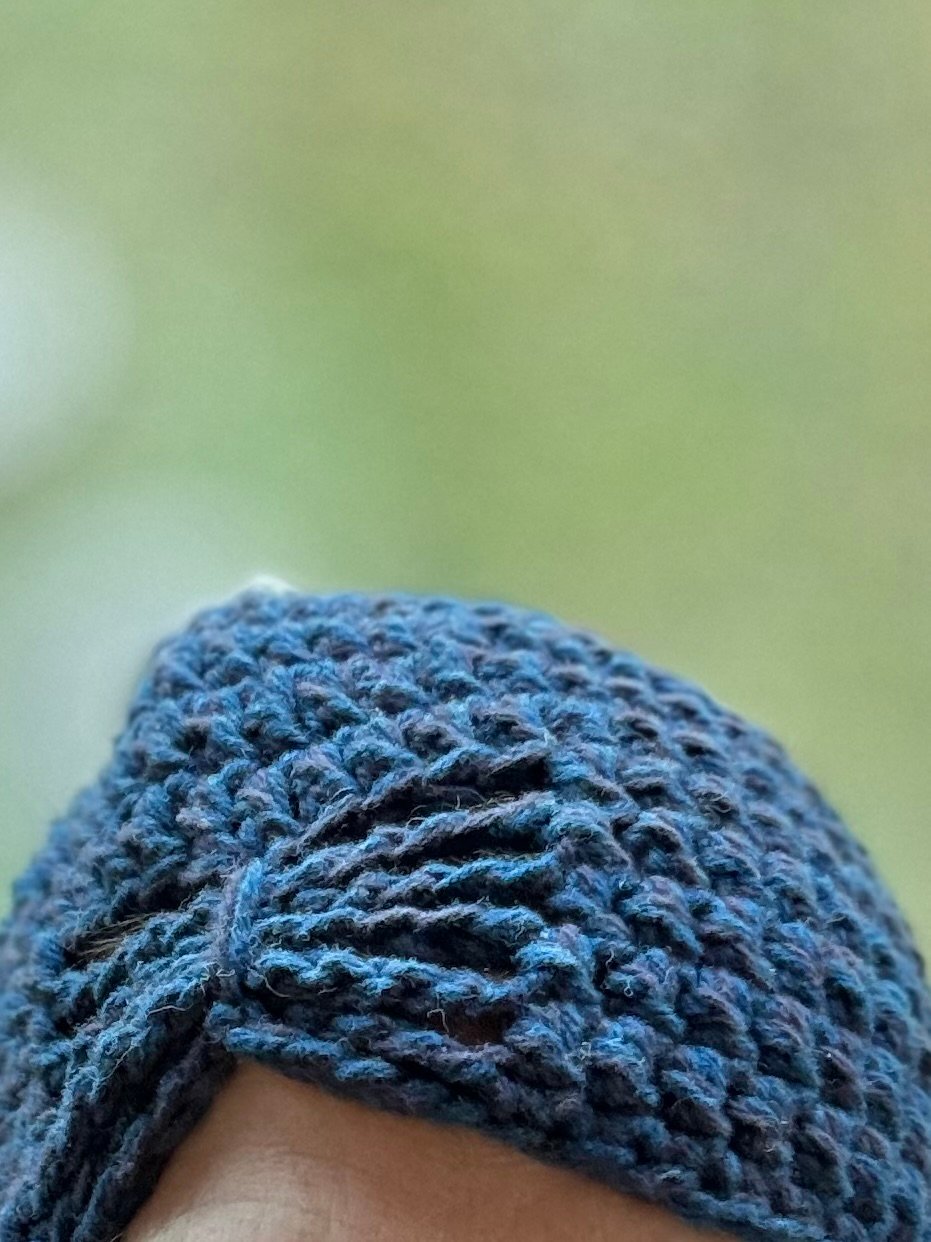 Granatowa czapka z dekorem - obrazek 4