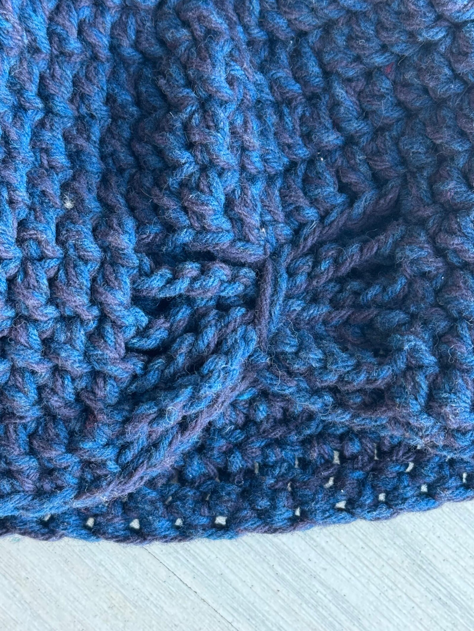 Granatowa czapka z dekorem - obrazek 5