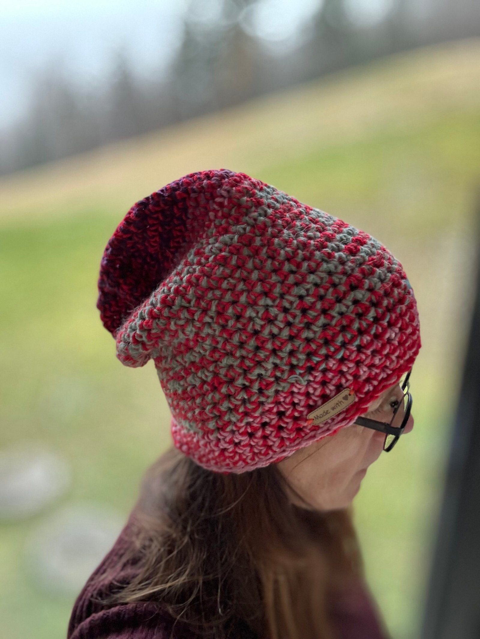 Czapka w malinowym hruśniaku